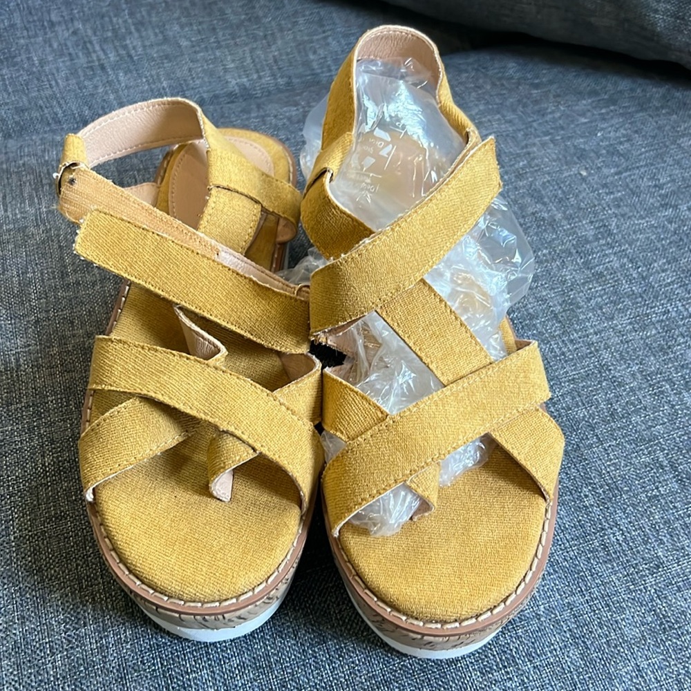 Mi.iM brand mustard color platform/Sarah Style Strappy Sandal size 7.5 NWT